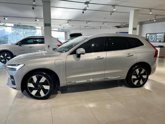 VOLVO XC60 2025