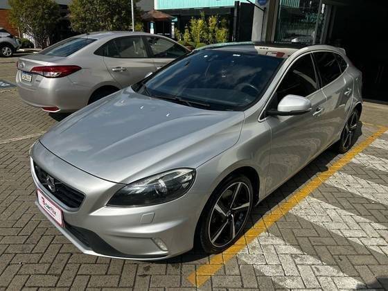 VOLVO V40 2016