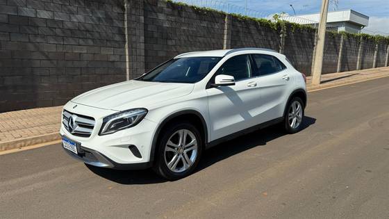 MERCEDES-BENZ GLA 200 2016