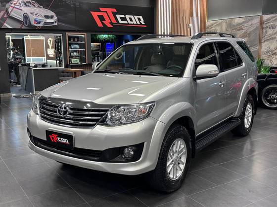 TOYOTA HILUX SW4 2015