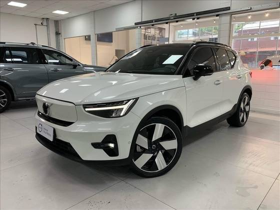 VOLVO XC40 2023