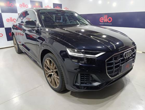AUDI Q8 2021