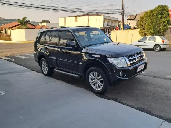 MITSUBISHI PAJERO FULL 2012