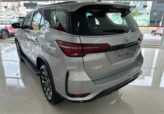 TOYOTA HILUX SW4 2025