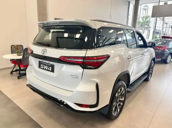 TOYOTA HILUX SW4 2025