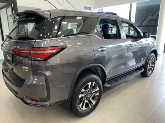 TOYOTA HILUX SW4 2025