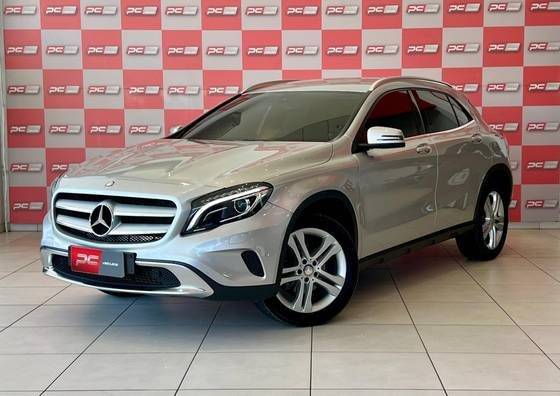 MERCEDES-BENZ GLA 200 2017