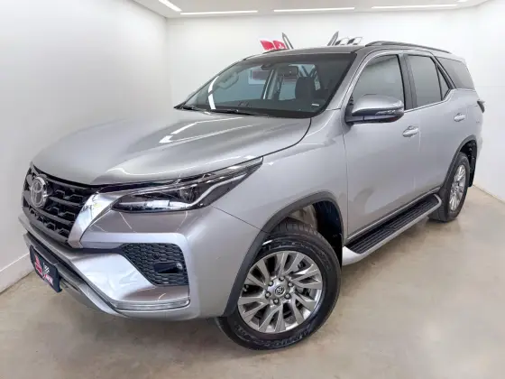 TOYOTA HILUX SW4 2023