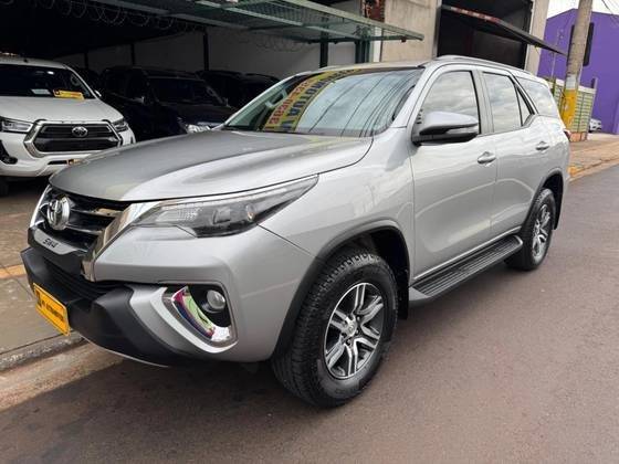 TOYOTA HILUX SW4 2017