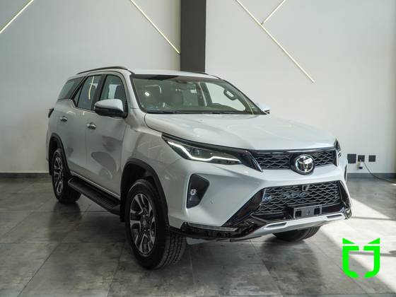 TOYOTA HILUX SW4 2025