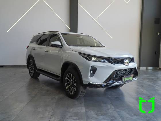 TOYOTA HILUX SW4 2025