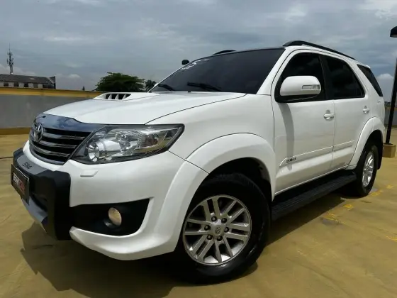 TOYOTA HILUX SW4 2015