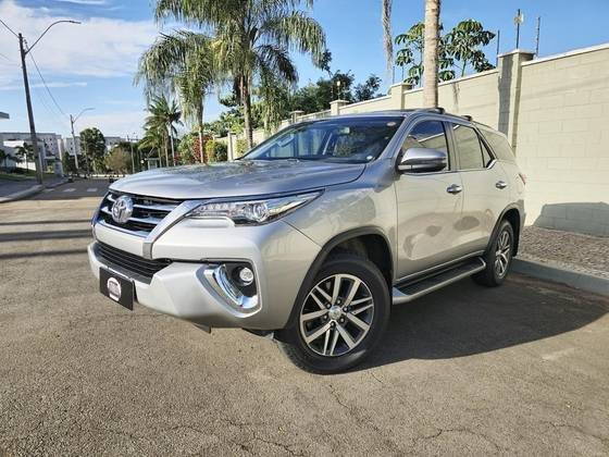 TOYOTA HILUX SW4 2019