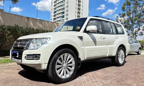 MITSUBISHI PAJERO 2016