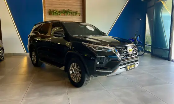 TOYOTA HILUX SW4 2023