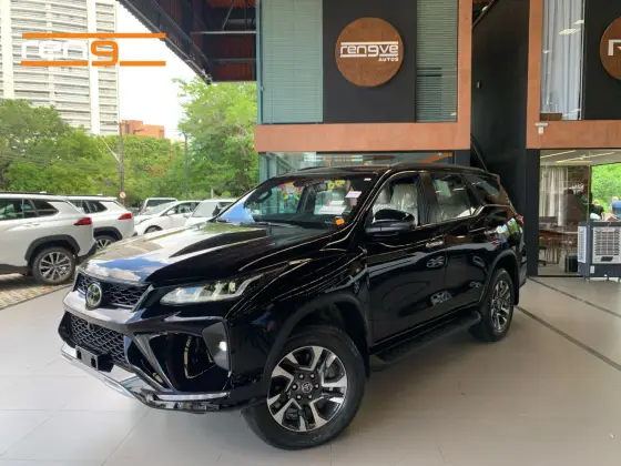 TOYOTA HILUX SW4 2025