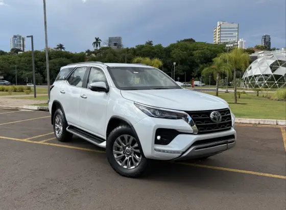 TOYOTA HILUX SW4 2023