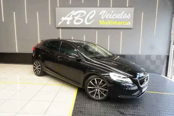 VOLVO V40 2019