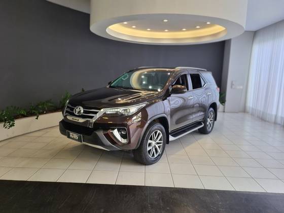 TOYOTA HILUX SW4 2019