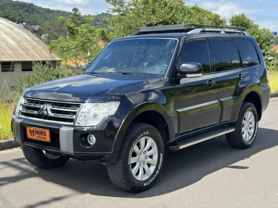 MITSUBISHI PAJERO FULL 2011