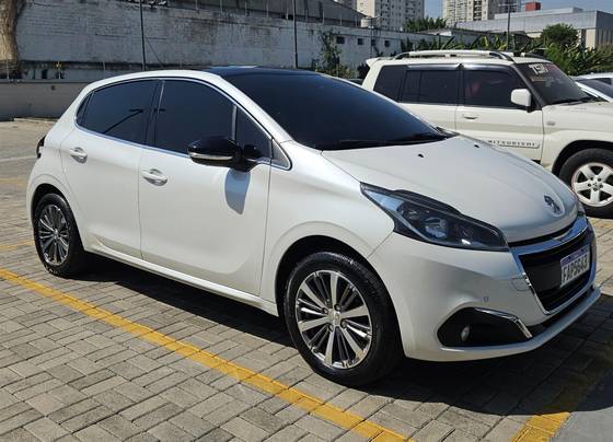 PEUGEOT 208 2017