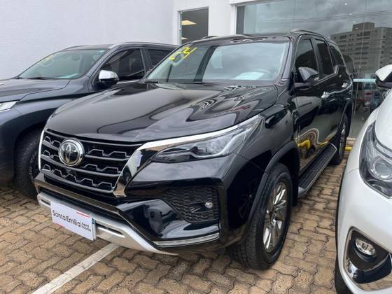 TOYOTA HILUX SW4 2024