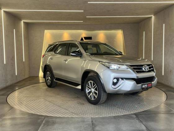 TOYOTA HILUX SW4 2017