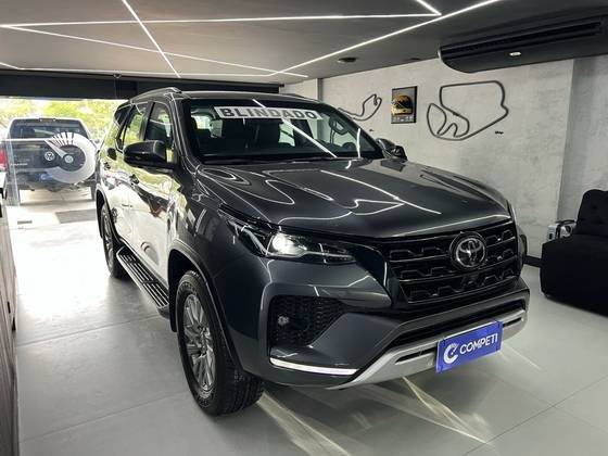 TOYOTA HILUX SW4 2024