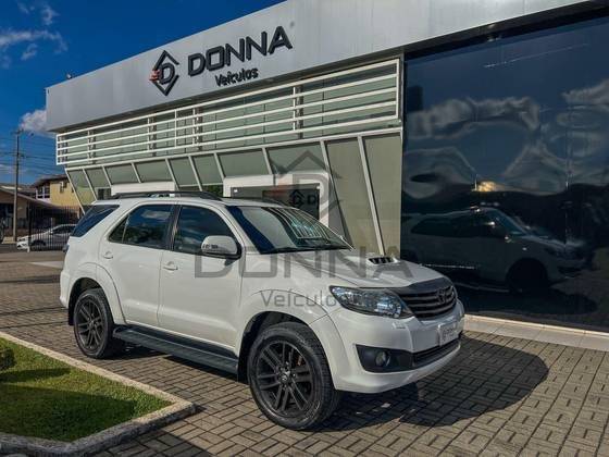 TOYOTA HILUX SW4 2015