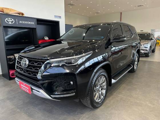 TOYOTA HILUX SW4 2023