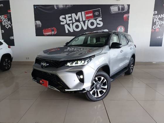 TOYOTA HILUX SW4 2023