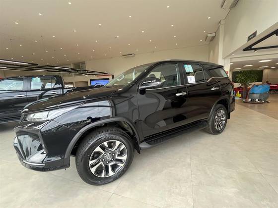 TOYOTA HILUX SW4 2025