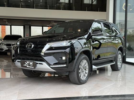 TOYOTA HILUX SW4 2023