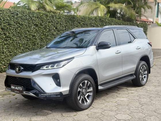 TOYOTA HILUX SW4 2023