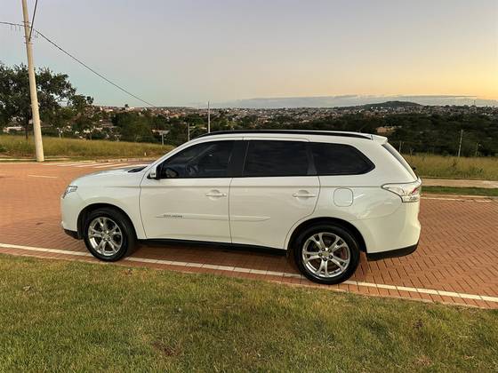 MITSUBISHI OUTLANDER 2015