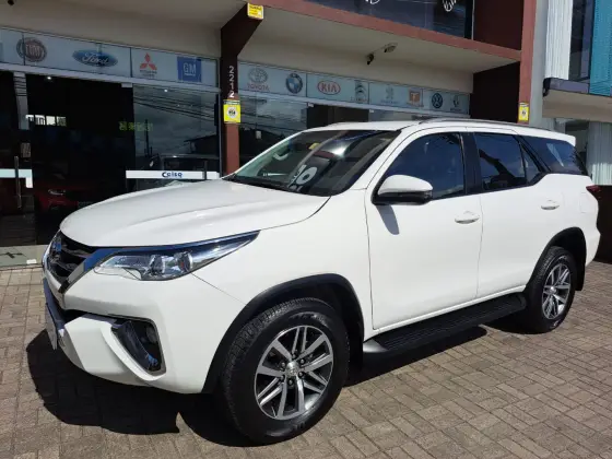 TOYOTA HILUX SW4 2019