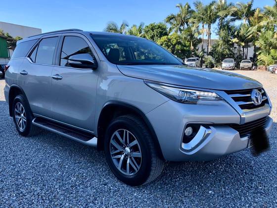 TOYOTA HILUX SW4 2017