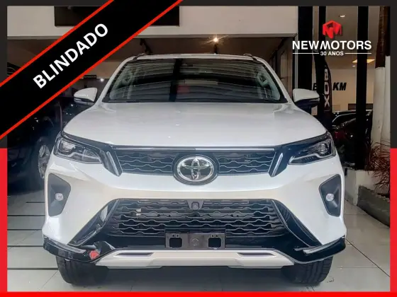 TOYOTA HILUX SW4 2025