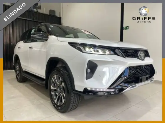 TOYOTA HILUX SW4 2025