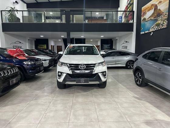 TOYOTA HILUX SW4 2017