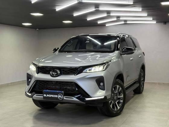 TOYOTA HILUX SW4 2023