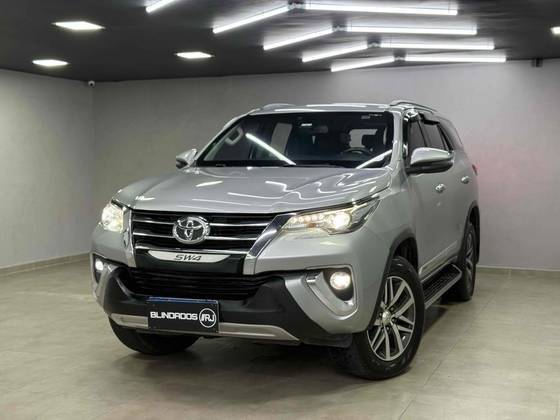TOYOTA HILUX SW4 2018