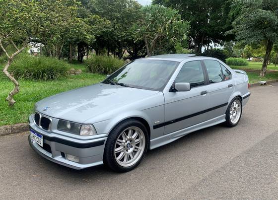 BMW 323i 1998