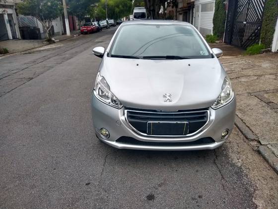 PEUGEOT 208 2015