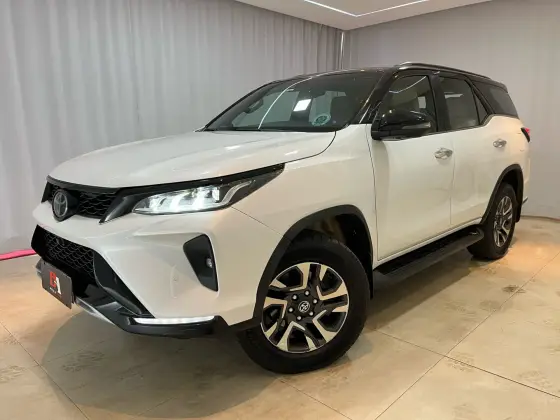 TOYOTA HILUX SW4 2023