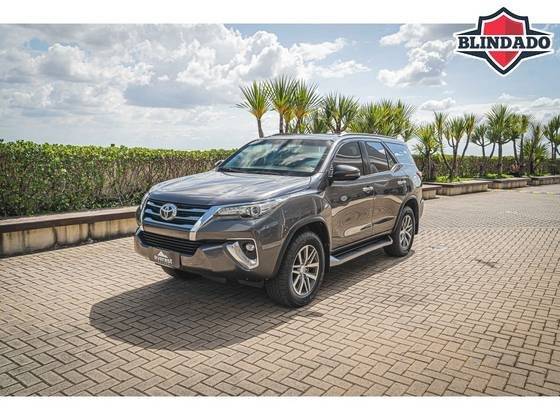 TOYOTA HILUX SW4 2019