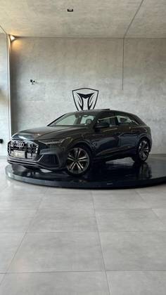 AUDI Q8 2021