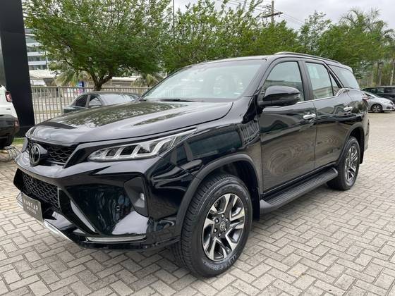 TOYOTA HILUX SW4 2024