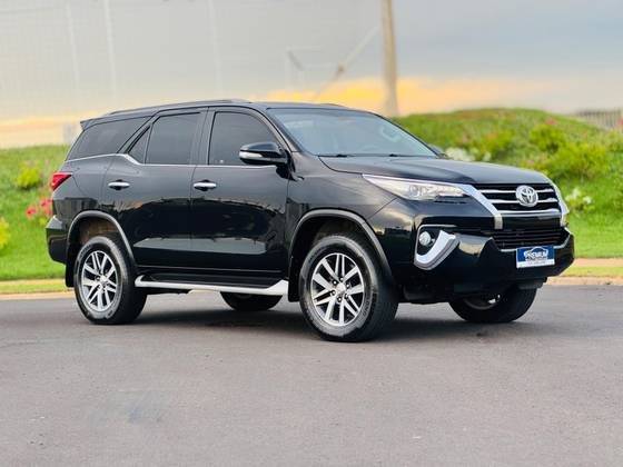 TOYOTA HILUX SW4 2017