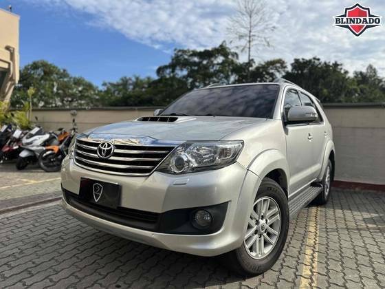 TOYOTA HILUX SW4 2015